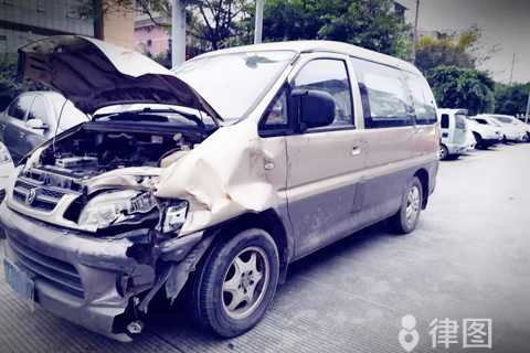 违章停车处罚标准及逆向停车被撞责任认定全解析