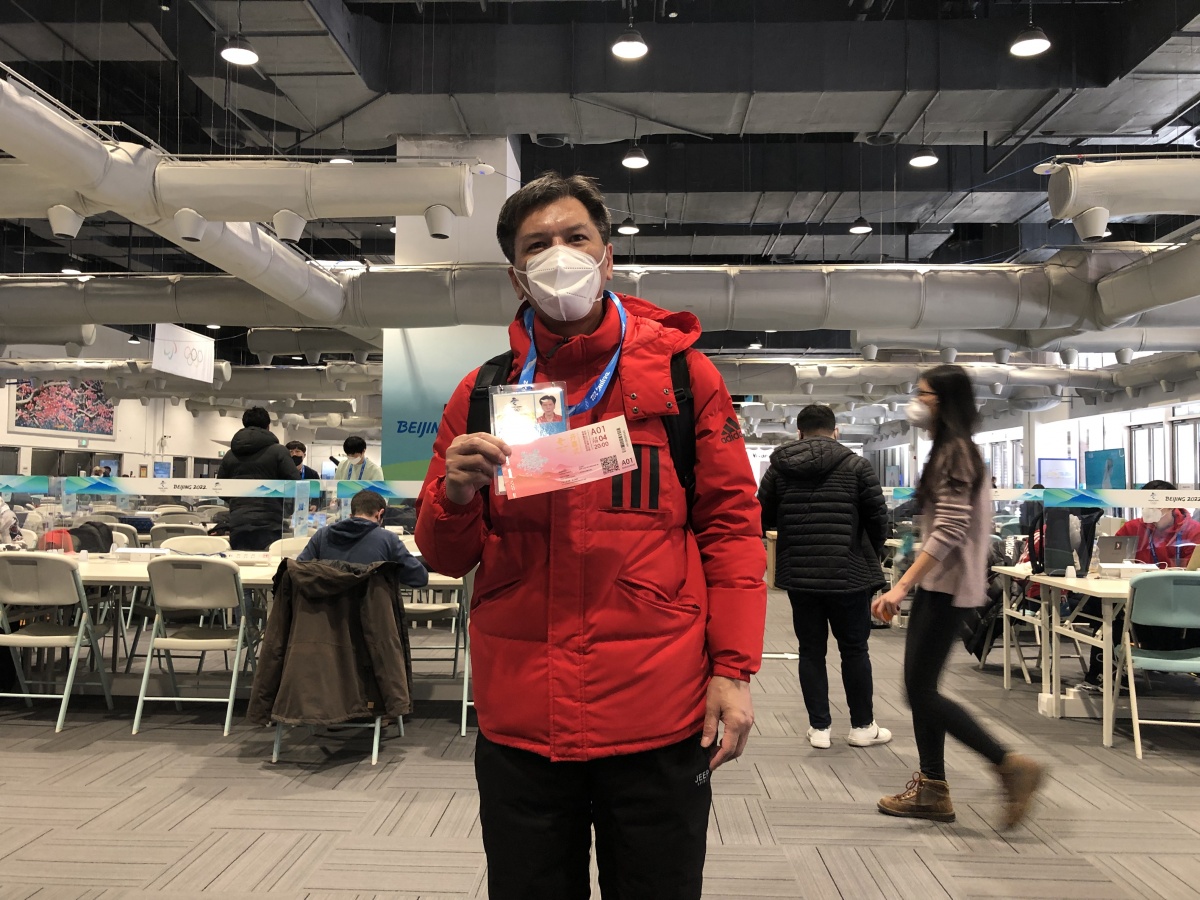 记者激活注册卡取冬奥会开幕式门票，体验冰壶比赛遇新问题