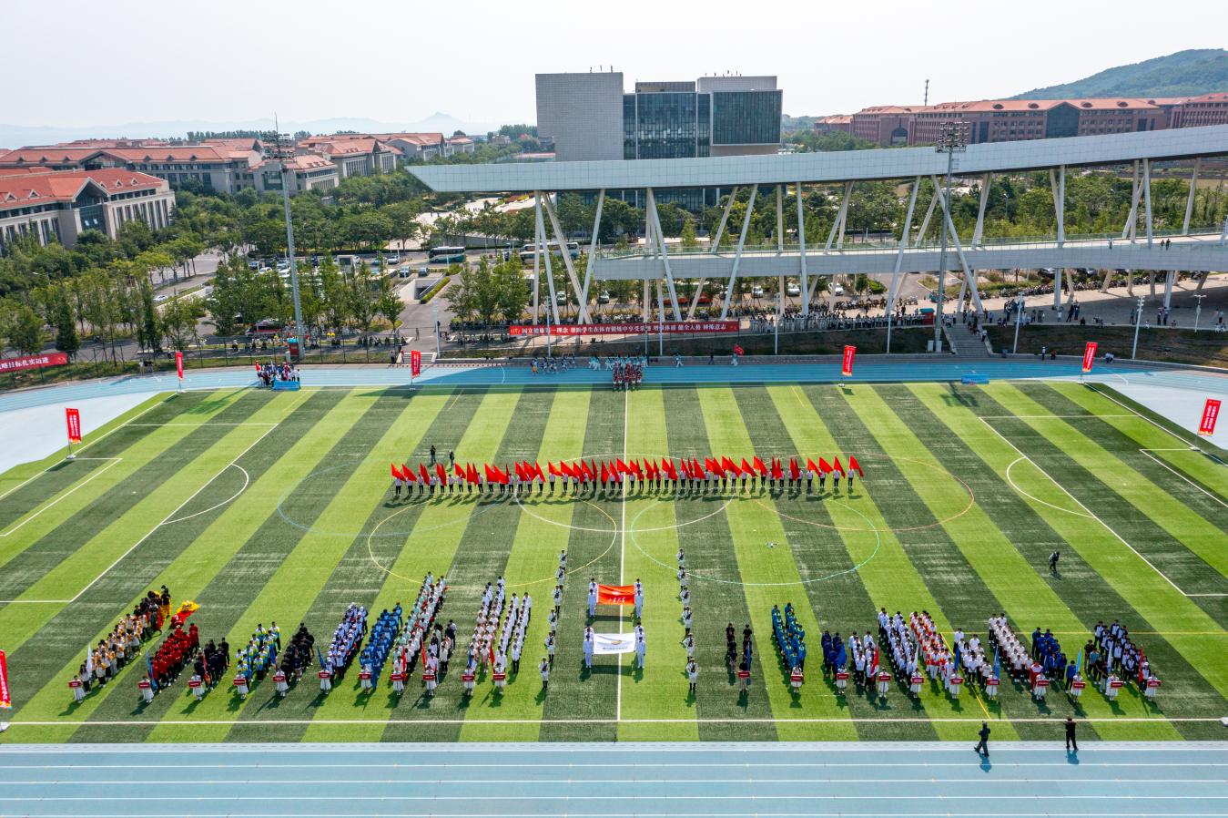 5月29至30日 22所驻青高校近500名运动员齐聚青岛高校田径运动会