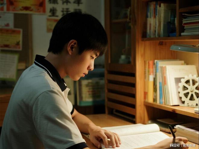 十年九次高考录取通知书背后:被‘为你好’困住的复读人生