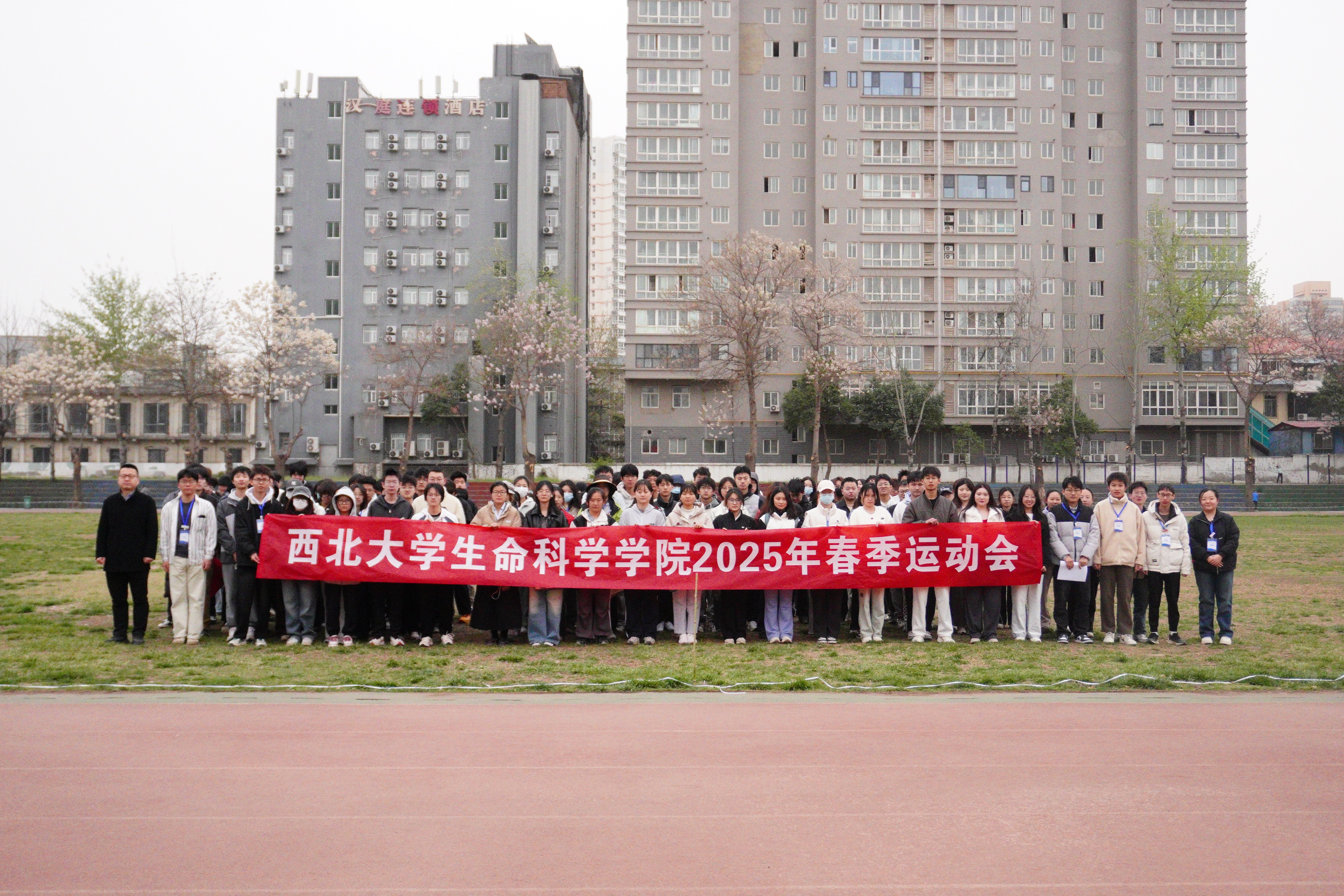 学院2025年春季运动会精彩瞬间，速度与激情的青春盛宴